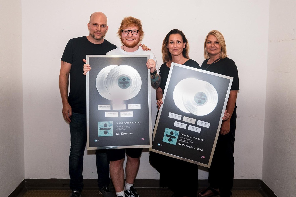 In Wien bei der Verleihungszeremonie (von links): Franz Pleterski (Marketing Director Warner Music Austria), Ed Sheeran, Anna Mendt (Senior Brand Manager Warner Music Austri) und Dunja Sta...