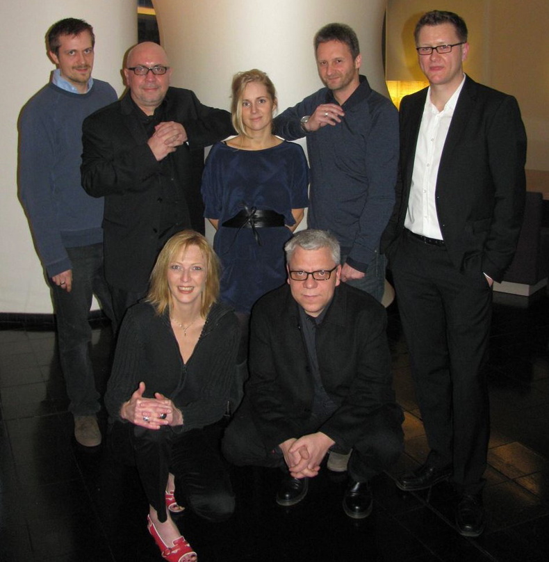 Vertragsschluss (hinten, v.l.n.r.): Tourmanager Alex Brüel
Flagstad, Jürgen Sauer, Sängerin Agnes Obel, Sven Hasenjäger (380grad Management) und Rechtsanwalt Asterix Westphal sowie (vorn) ...