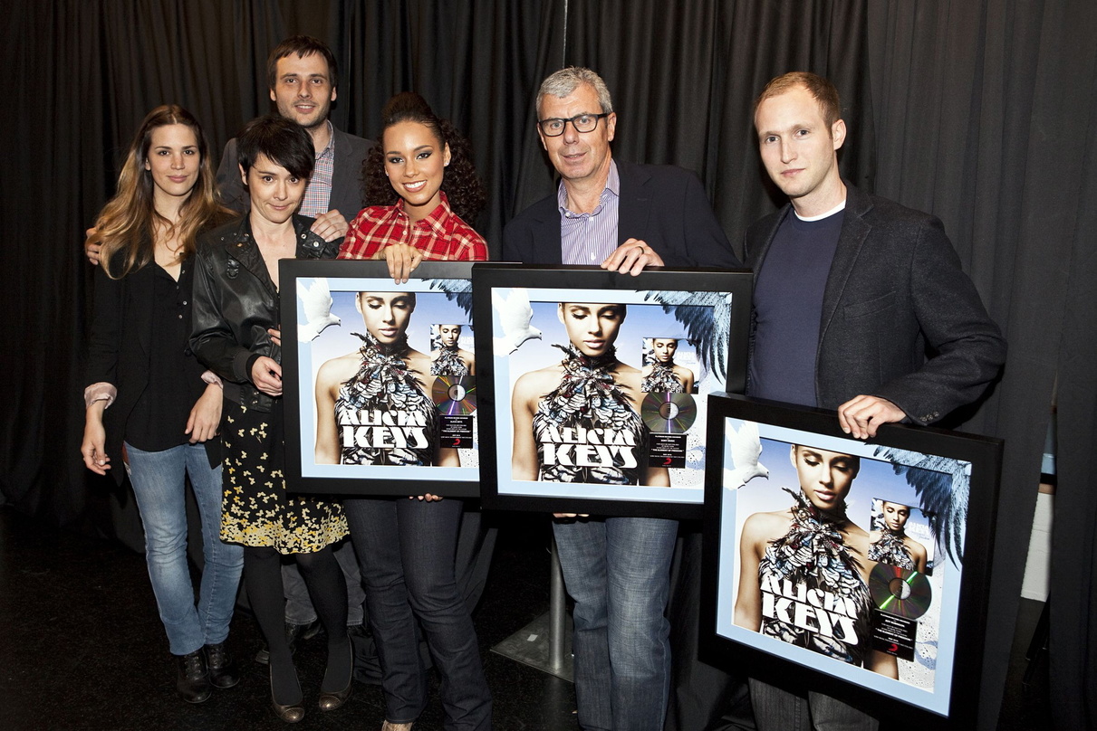 Freuten sich über Platin: Alicia Keys und das Schweizer Sony-Music-Team