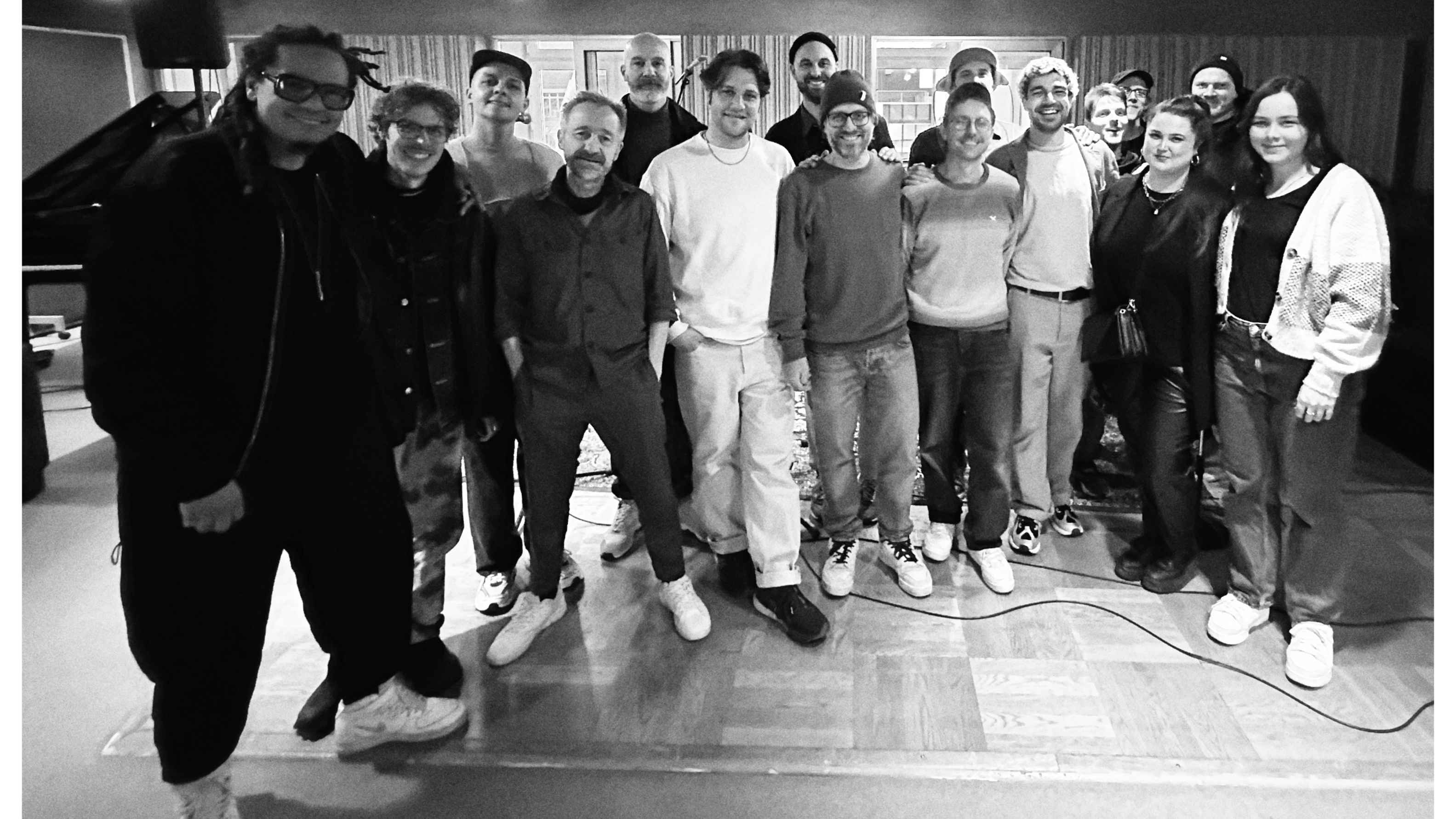 d70ae6d2 5433 4aa0 94c3 eea4434bc625 Beim Showcase in den Hansa Studios (hinten, von links): Trille, Tim Wermeling (Vice President Seven.One Starwatch), Lars Löffler-Oppermann (Il Civetto), Volker Mietke (Management Il Civett...