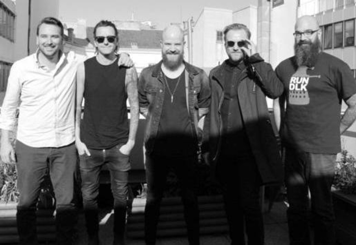 Bei der Vertragsunterzeichnung (von links): Dietmar Lienbacher (Division Head Sony Music Austria), die Lian-Musiker Philipp, MJ und Frank sowie Nuri Nurbachsch (Senior Manager A&R Sony Mus...