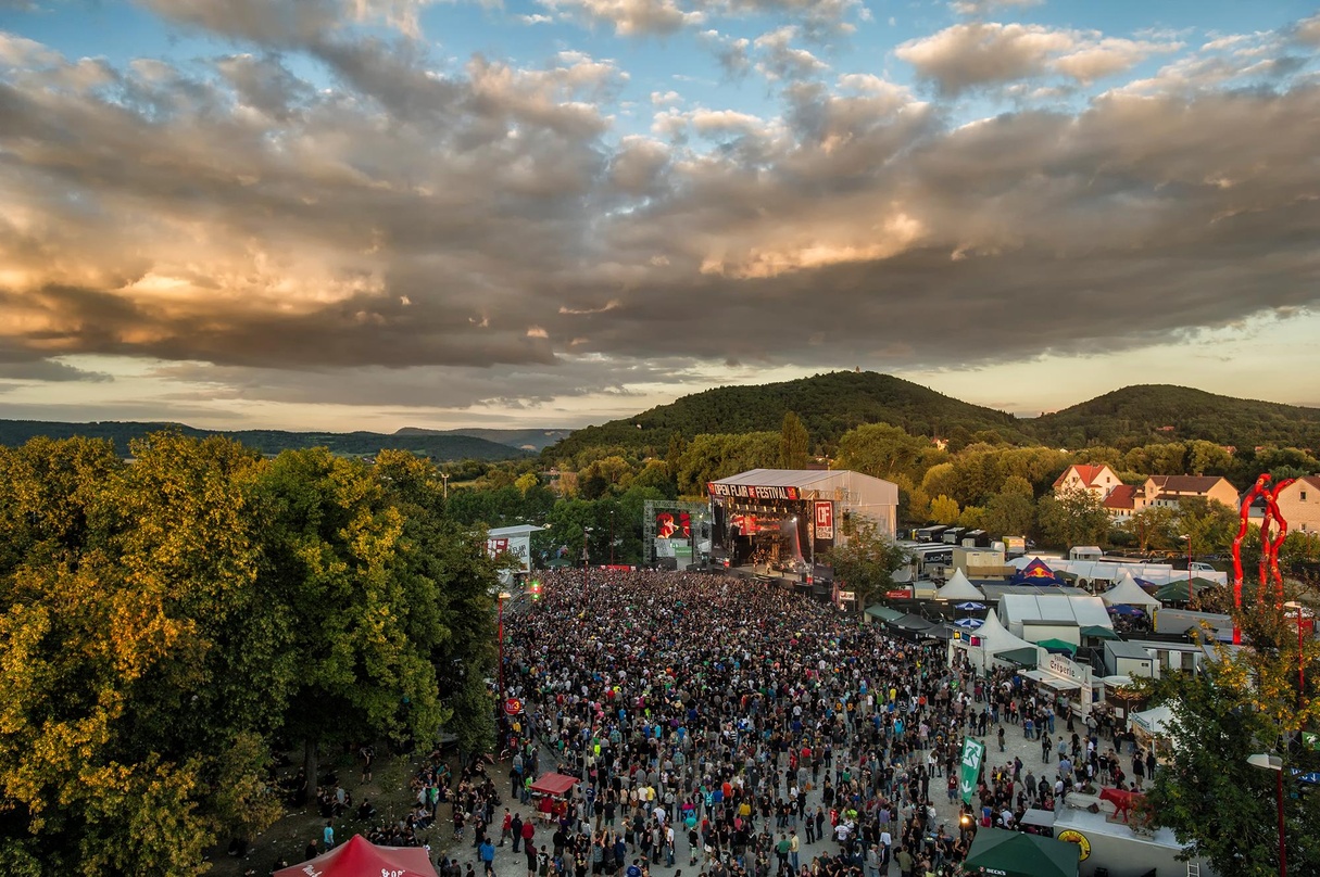d735edc655215c954e953eabad27602787ec6b1deb1e340455b93f5fa105b650 Publikumsmagnet im Grünen: das Open Flair Festival