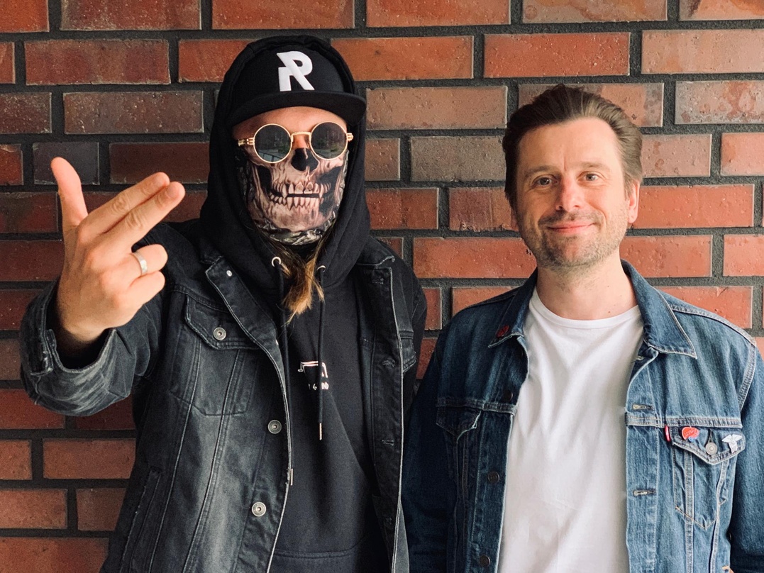 Bei der Vertragsunterzeichnung (von links): Phiilosopher und Christian Biehl (A&R Manager Redfield Records)