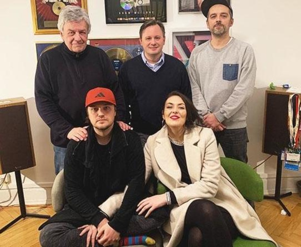 Freuen sich auf die weitere Zusammenarbeit (hinten, von links): Michael Böttcher (Creative Consultant Peermusic Germany), Götz von Einem (Managing Director Peermusic Germany) und Lukas Piz...