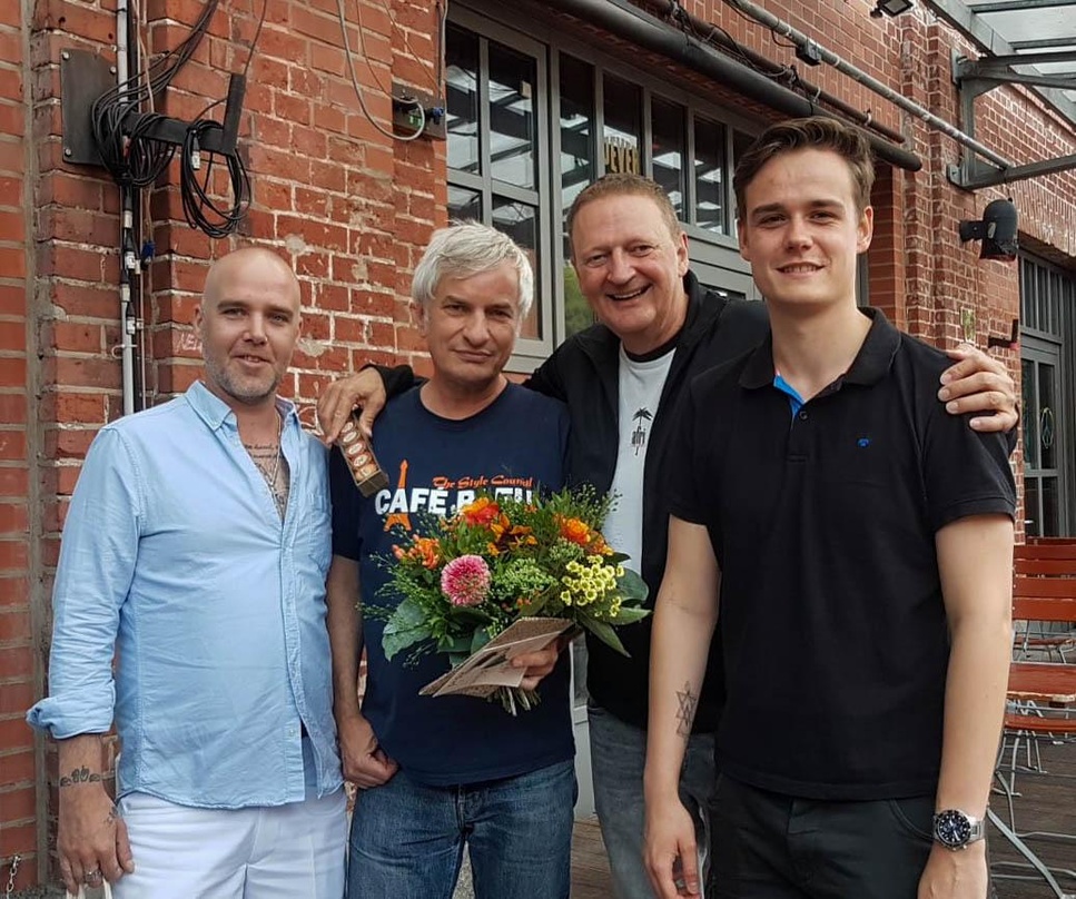 Gratualanten und Geburtagskind (von links): Michael Spormann (Verkaufsleitung Broken Silence), Helmut Heuer (Lounge Records, Légère Recordings), Stefan Vogelmann (Geschäftsführung Broken S...