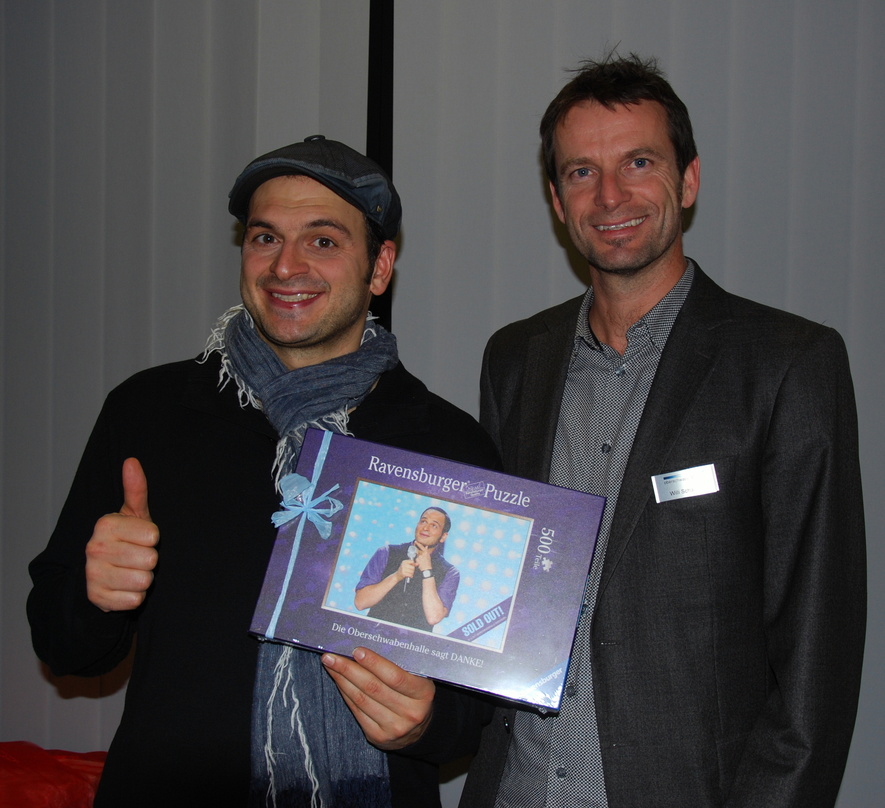 Krönten den ausverkauften Auftritt mit einem Puzzle-Award: Kaya Yanar (l.) und Willi Schaugg