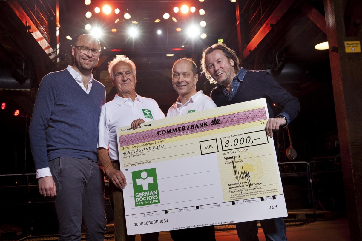 Bei der Scheckübergabe (von links): Christian Gerlach (Managing Director Neuland Concerts), Dr. Hans-Henning Koch und Dr. Harald Kischlat (beide German Doctors) sowie Benedikt Lökes
