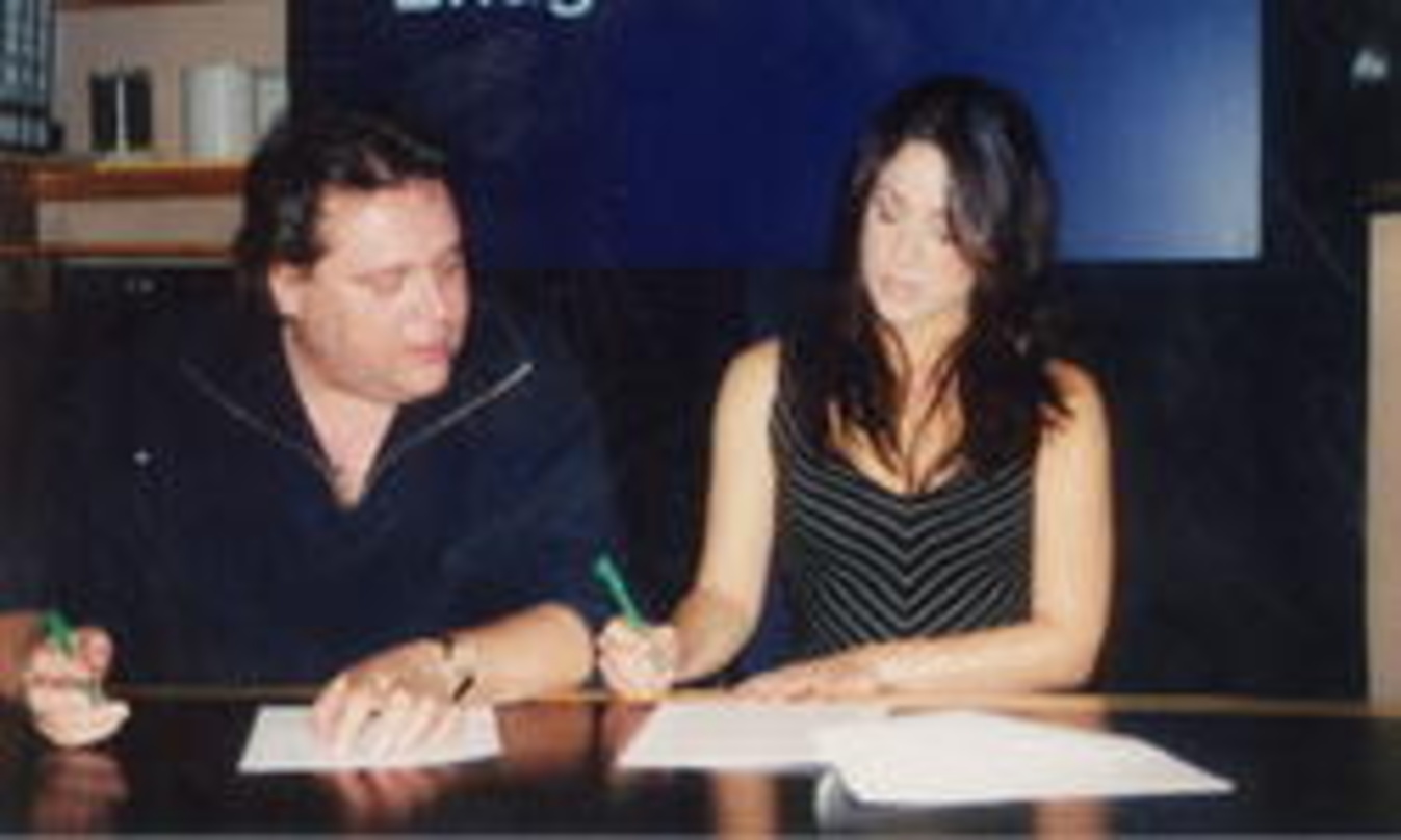 Bei der Vertragsunterzeichnung: Jörg-Ingram Hiller (Edition Ingram) und Ira Losco
