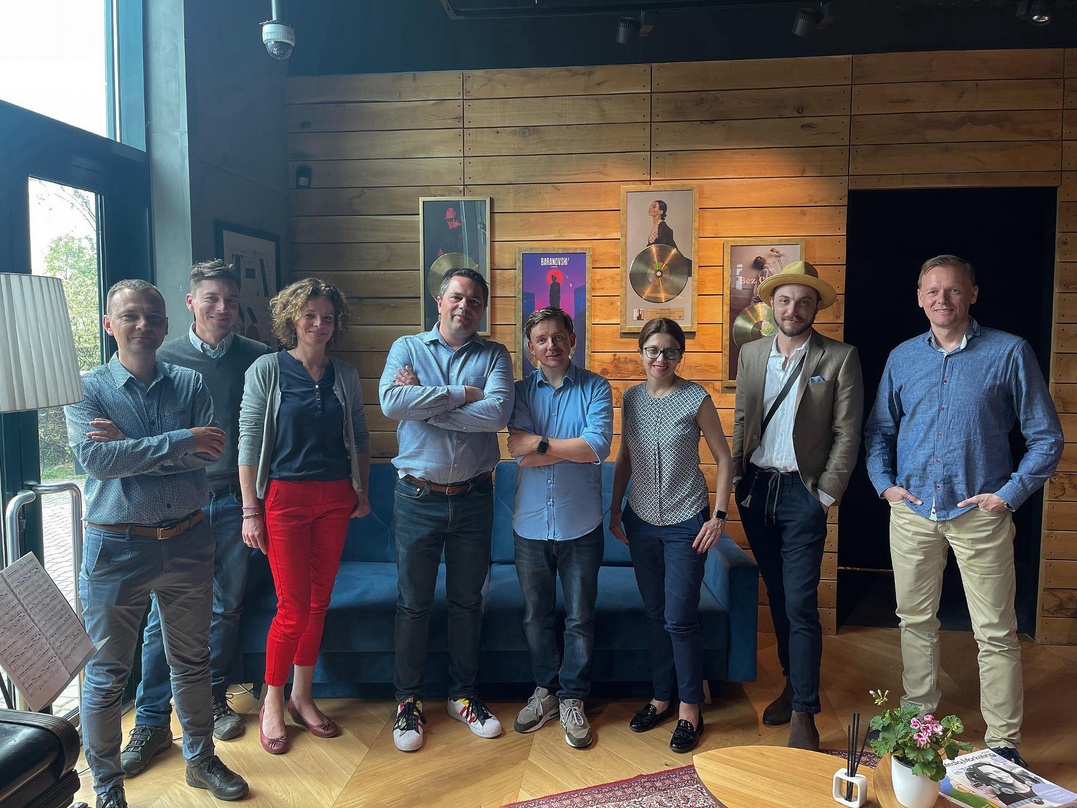 Neue Partner (von links): Marek Benesz (CFO Big Idea), Krzysztof Medrzak (Project Manager), Monika Medrzak (Key Account Manager), Adrian Ciepichal (Managing Director Warner Music Poland), ...