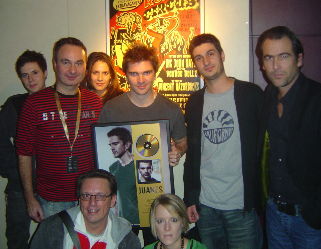 Ausgezeichnet: Juanes (M.) mit dem Schweizer Team von Universal||Feierten Gold-Award (hinten, v.l.n.r.): Adrian Schnaubelt (Junior Product Manager), Patrick Hess (Telesales), Delia Ryser (...