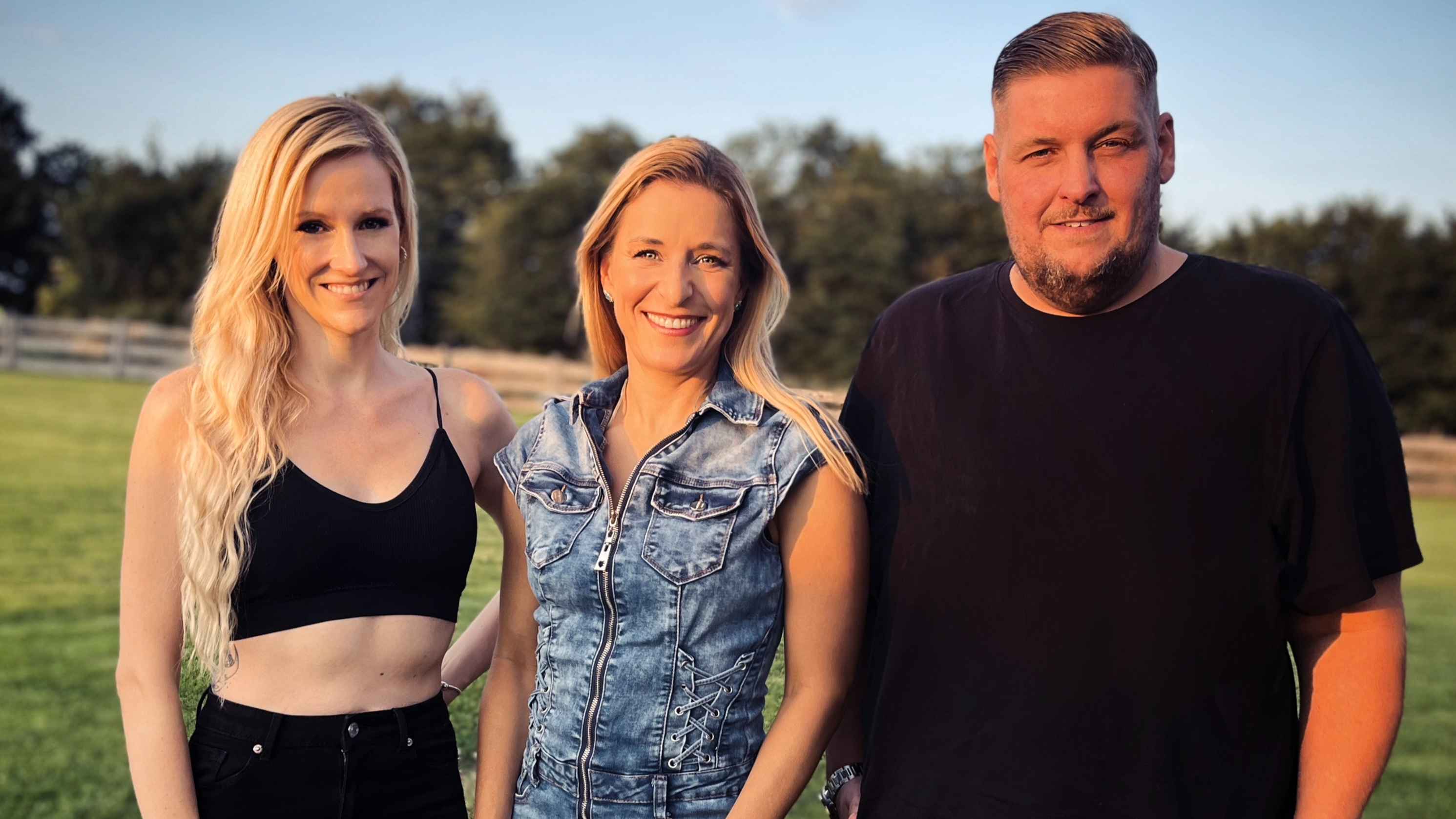 Arbeiten künftig an der Karriere von Stefanie Hertel (von links): Patricia Larrass (Produktmanagerin VIA Music Germany), Stefanie Hertel selbst sowie Marcel Pieofke (Managing Director VIA ...