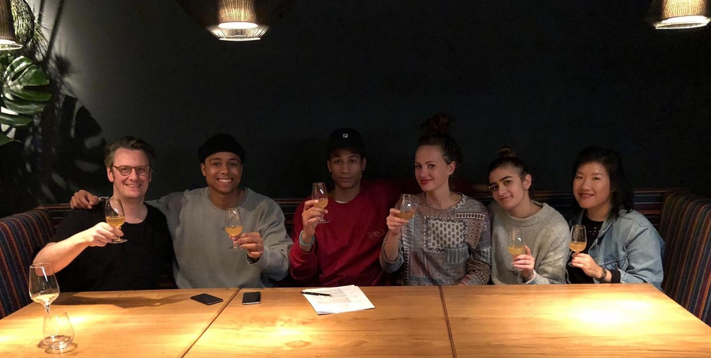 Bei der Vertragsunterzeichnung in Berlin (von links): Konrad Sommermeyer (Managing Director Jive Germany), Chelo und Samson (Beide Sam), Franziska Beckmann (Product Manager Jive Germany), ...