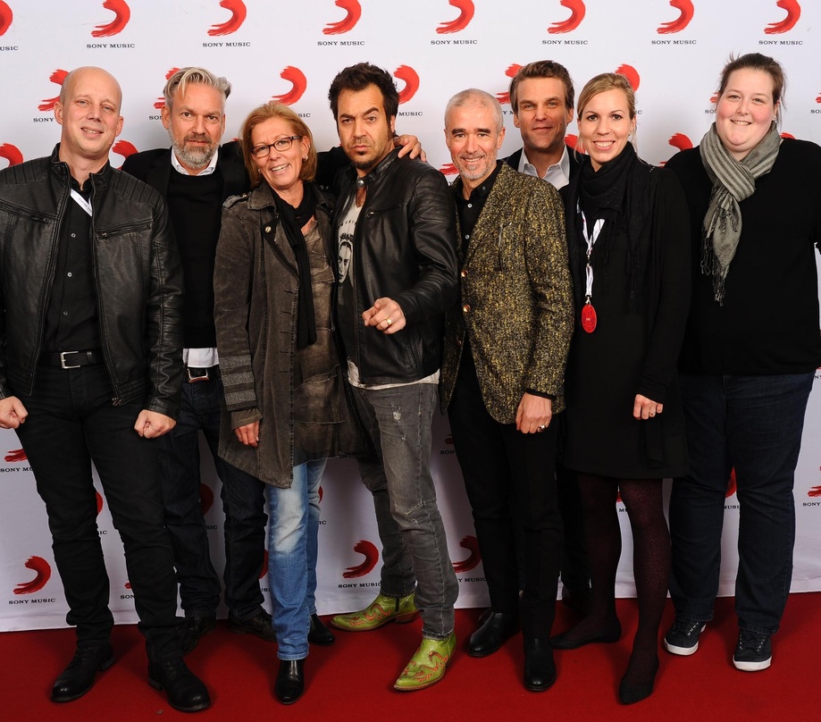Erfreut über den hohen Charts-Einstieg (von links): Manfred Rolef (Vice President AOR Labelgroup GSA), Giacomo La Tragna (Director Promotion & Media Cooperations AOR Labelgroup), Kiki Röhl...