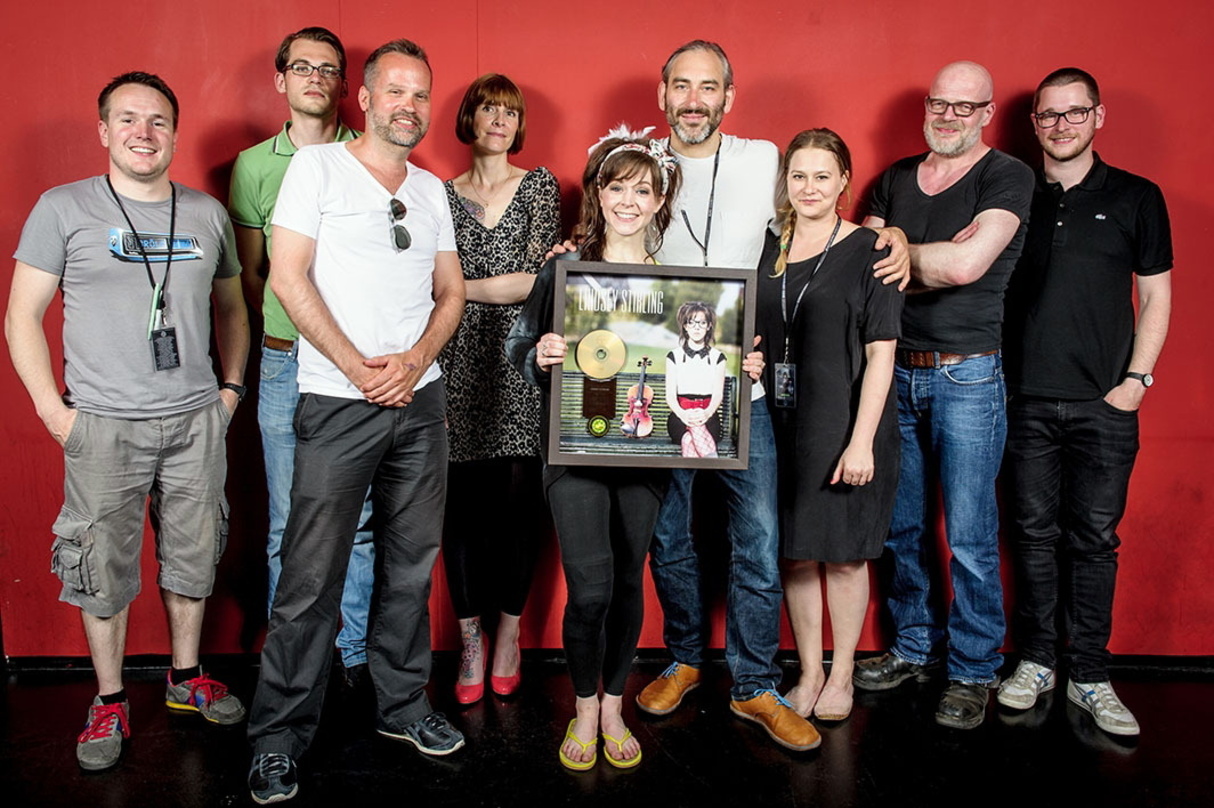 Bei der Gold-Verleihung im Tempodrom: Lindsey Stirling mit ihrem Team von Vertigo/Capitol und Partnern