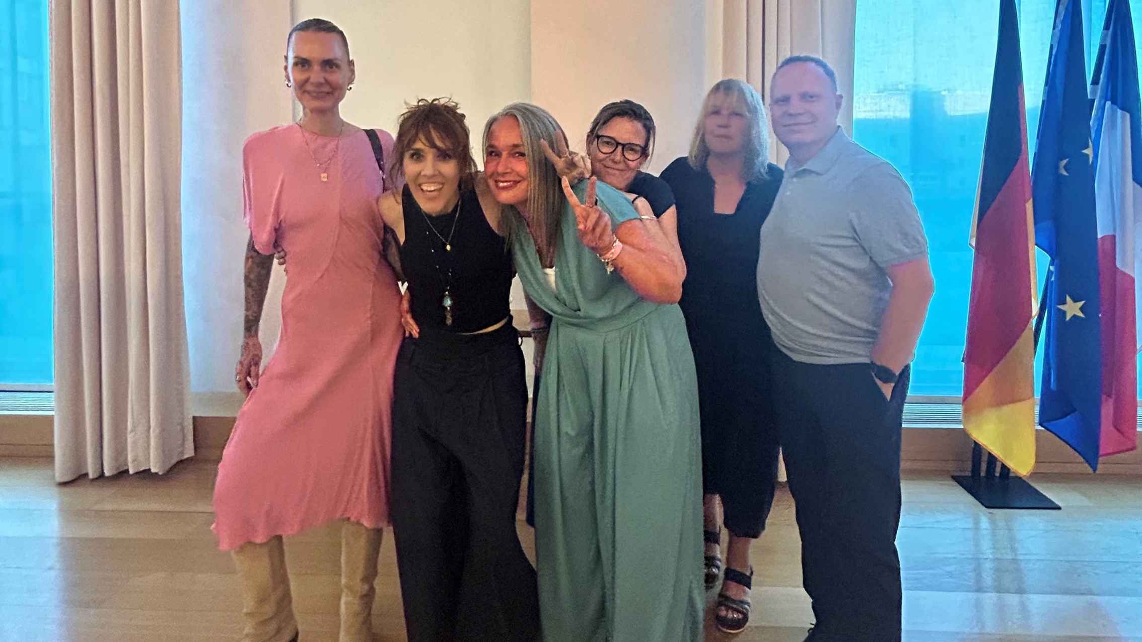 d7efb111 5eb1 4fcf 938d 4ba18c3605d8 Nach dem Showcase in der Französischen Botschaft (von links): Polly Staigle (Presse Promotion), Zaz, Alexandra Kraus (mesh music), Vivian Hauner (TV Promotion), Monika Goltz (Radio Promoti...