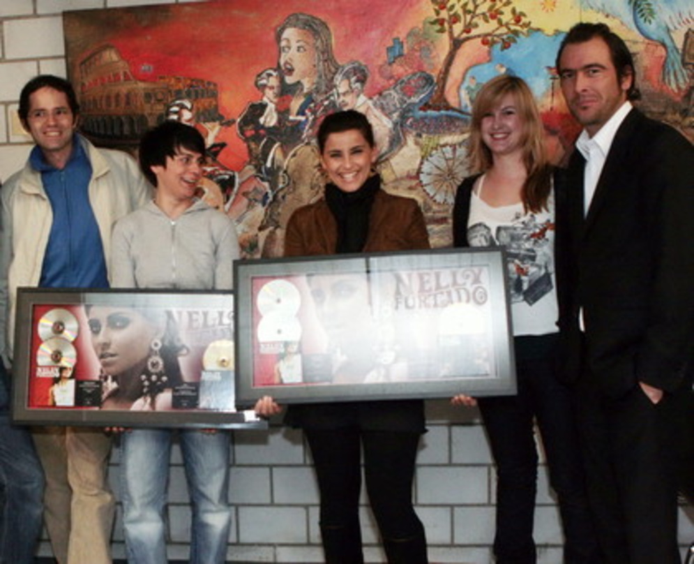 -||Freuten sich über Gold und Platin (v.l.n.r.): Alex Cleis (Promotion Manager), Francisca Brechbühler (Product Manager), Nelly Furtado, Kathrin Zemp (New Media Manager) und Ivo Sacchi (Ma...