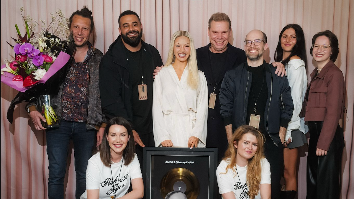 Mit dem Gold (von links): Martin Lanzerath (Vice President VEC/A&R), Taban Jafari (Management), Shirin David, Tom Bohne (President Music Universal Music Domestic),  Christian Meine (Vice P...