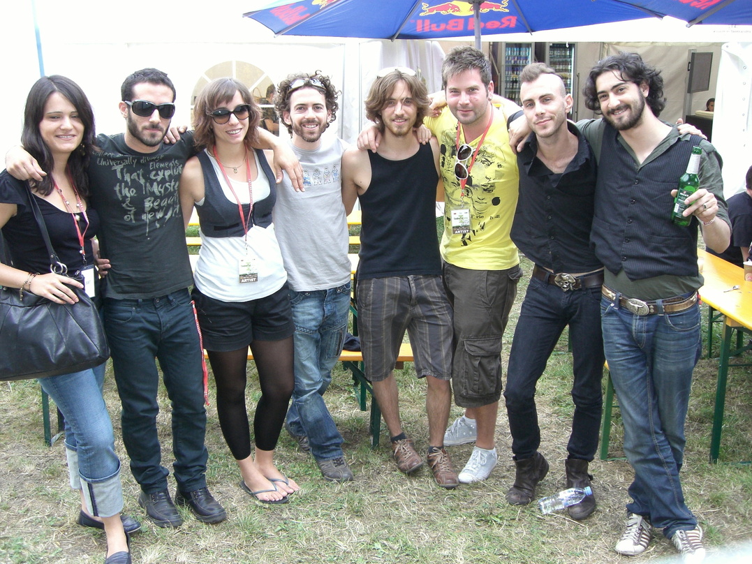 Besiegelten den Deal (v.l.n.r.): Marion von Aschwege (European Co-Management/International Agent, KBK), Roi Peled, Hadas Kleinman (beide Asaf Avidan & The Mojos), Roie Avidan (Manager Asaf...