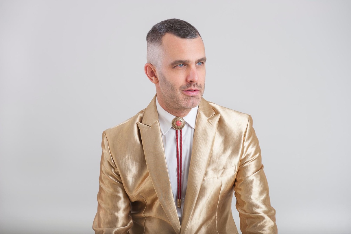 Spielt live mit den Hidden Cameras und später noch als DJ beim "Manu"-Festival: Joel Gibb