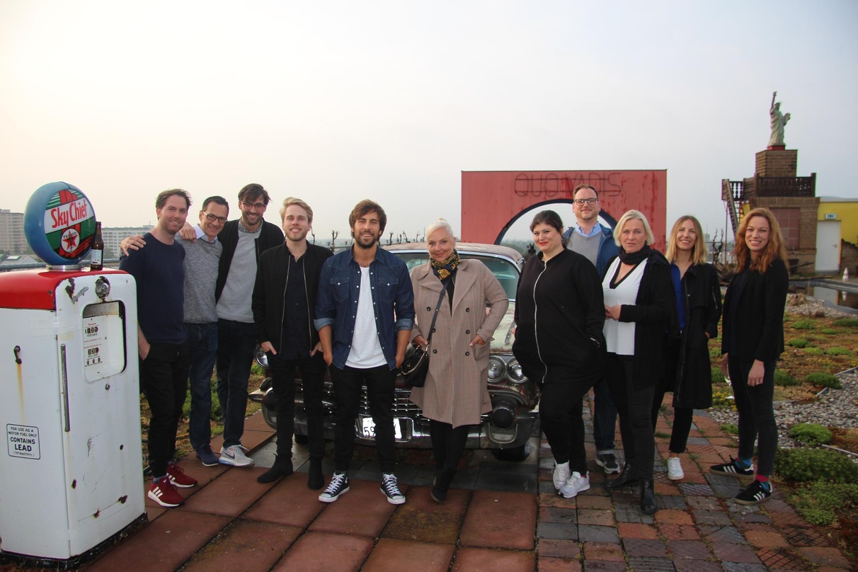 Vor dem Showcase auf der Dachgalerie des Flatz-Ateliers in München (von links): Florian Gahm (Management Max Giesinger/BigMe Entertainment), Peter Goebel (Presse Peter Presse Promotion Max...