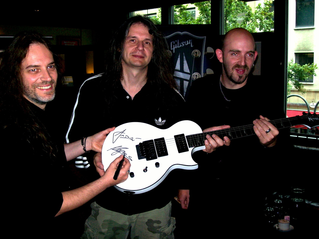 Posierten mit Gitarre: die Blind Guardian-Musiker (v.l.n.r.): Marcus Siepen, André Olbrich und Fred Ehmke