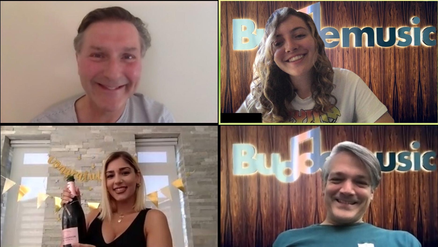 Vertrag besiegelt: Signingfoto mit (oben, von links) Seth Hodder (Senior A&R Manager, Budde UK), Jill Gehring (A&R Coordinator, Budde Germany), (unten, von links) Raphi, Peer Steinwald (Se...