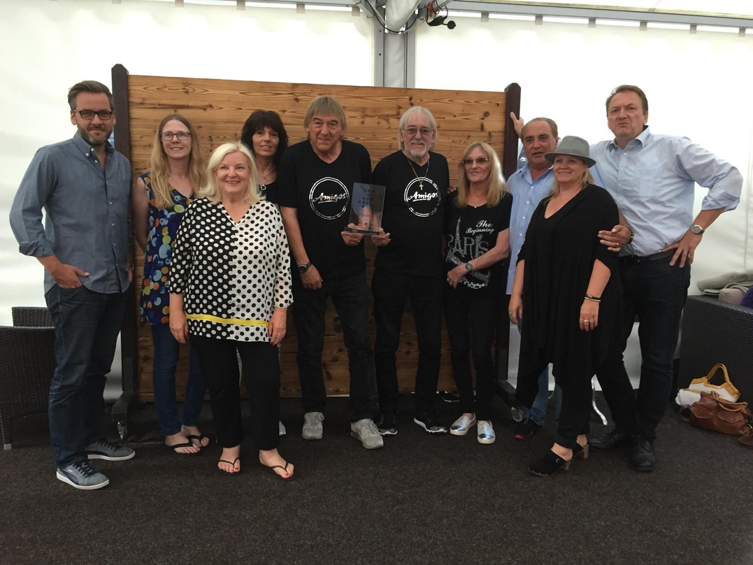 d83e07df88d06c8bcbfbc679676d6294f6d3e204a275093e5a95a48c56c2b39c Bei der Verleihung des Charts-Awards (von links): Arndt Sedler (Director Marketing AOR Labelgroup Ariola, RCA Deutschland), Dany Dietz (Promotion-Koordination), Judith Coen (TV-Promotion),...