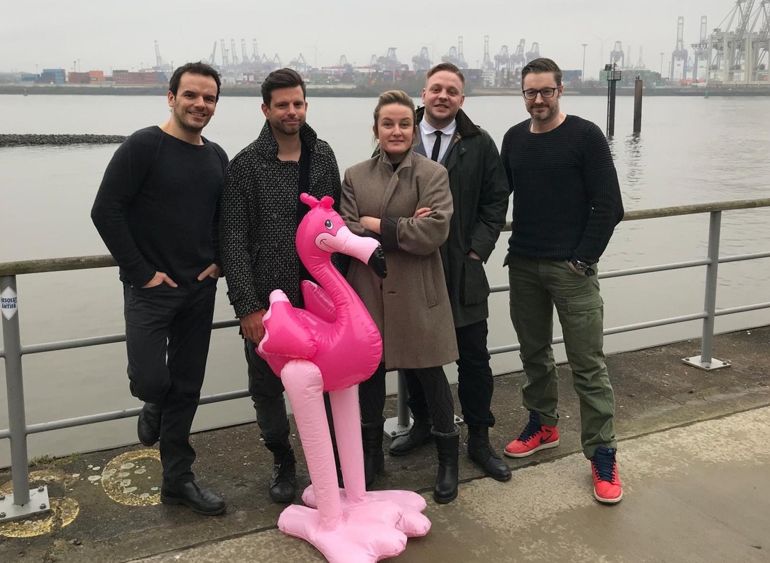 Gruppenbild mit Flamingo (von links): Steffen Henssler (Henssler-Mucke), Matthias Kräutli und Cindy Hennes (beide Pixie Paris), Flo Blokesch (Musikagent für BENDITentertainment) und Michae...