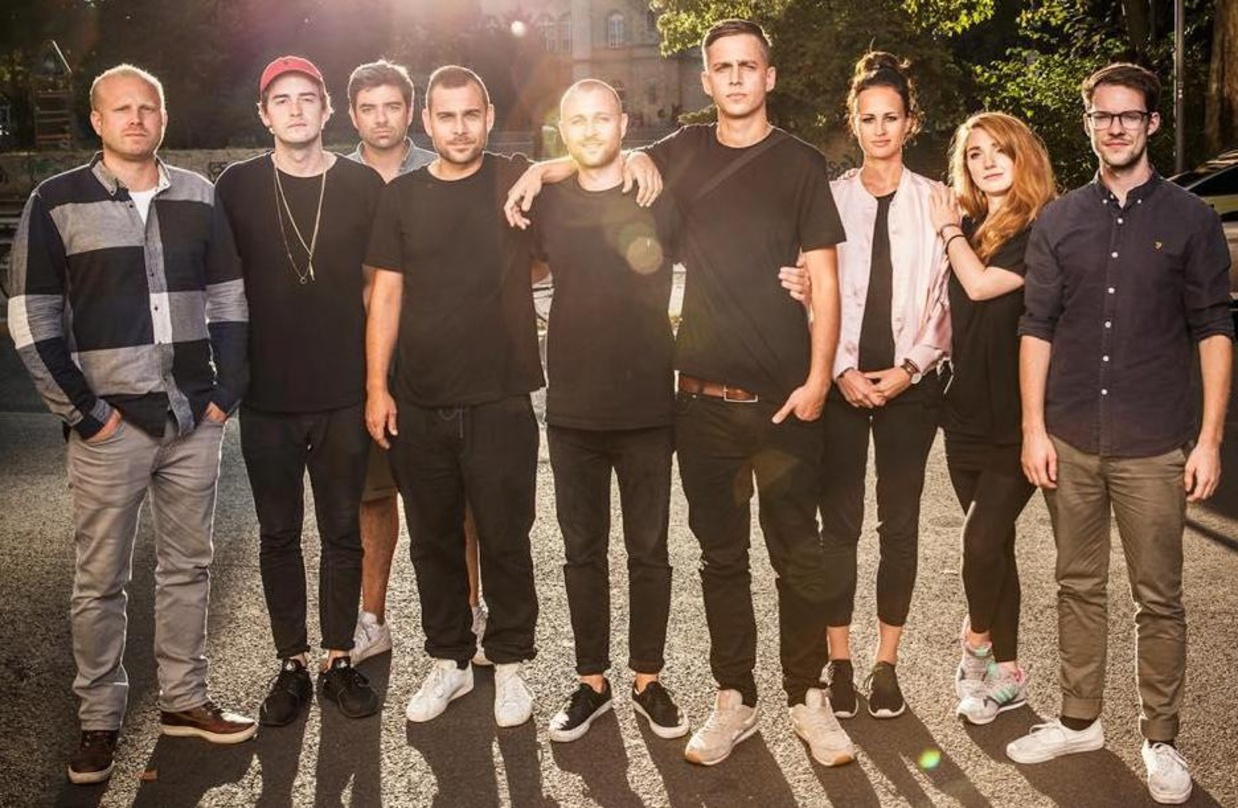 Lieferten trotz frostigem Wetter ein wohltemperiertes Signingfoto ab (von links): Sebastian Möllmann (Anwalt Mädness & Döll), Max Fellner (Junior A&R / Junior Product Manager Four Music), ...