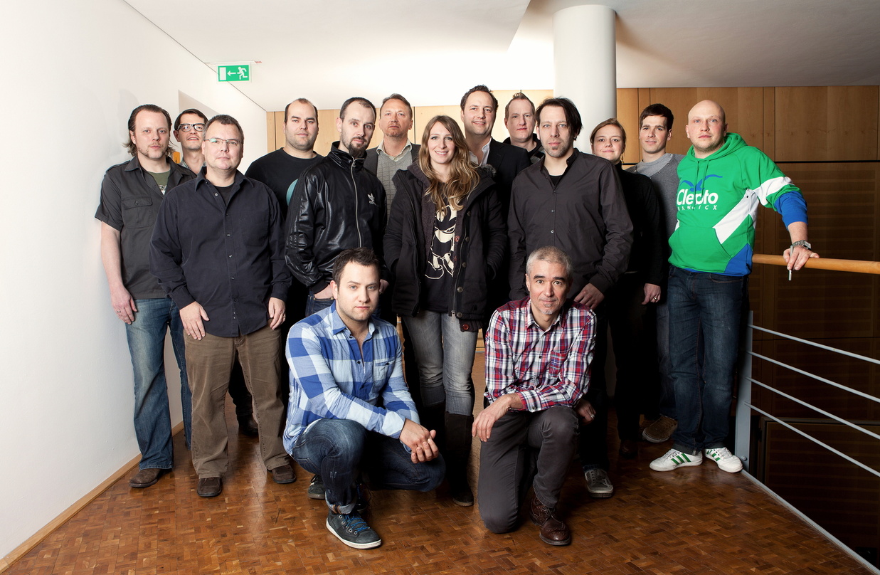 Besiegelten ihre Zusammenarbeit: die Guano Apes und ihr Team von Sony Music, Starwatch und Green Entertainment||Besiegelten ihre Zusammenarbeit (hinten v.l.n.r.): Christian Klimek (Managem...