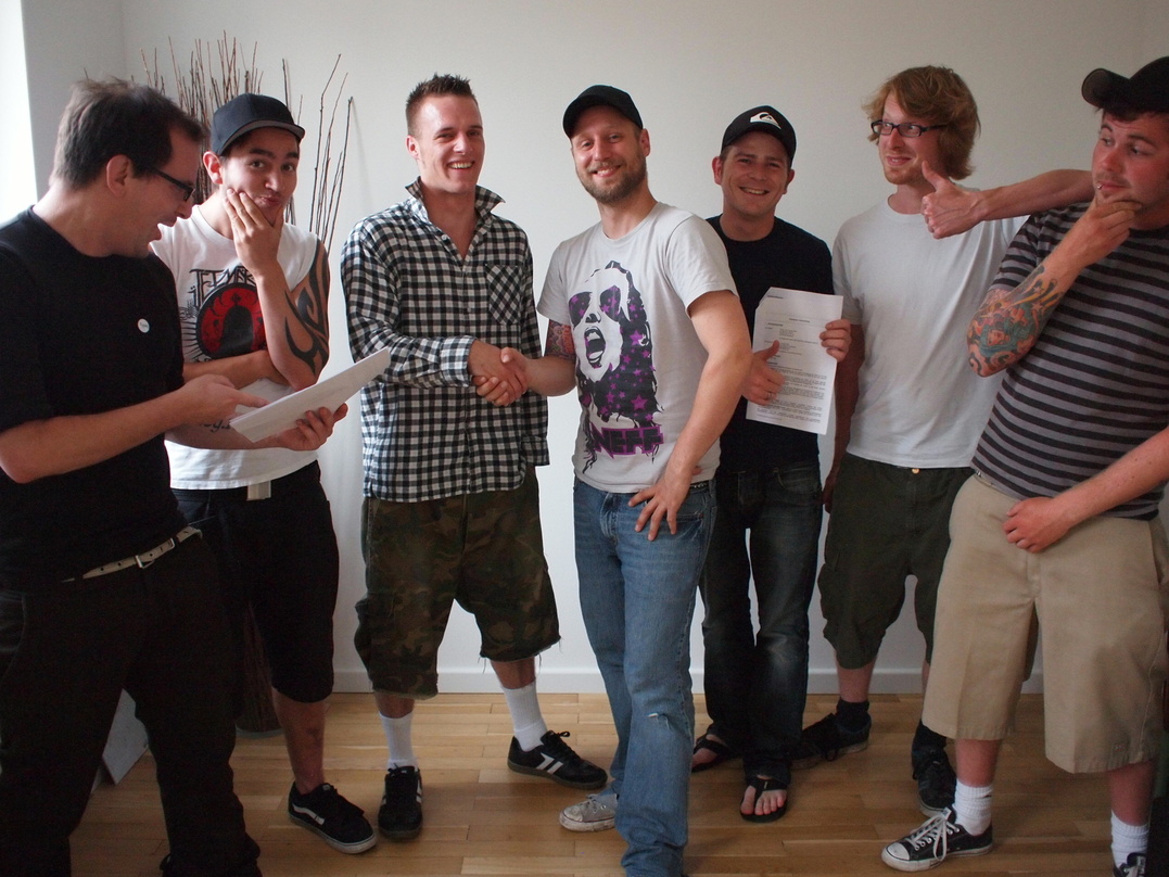 Bei der Vertragsunterzeichnung (v.l.n.r.): Die Musiker der Three Chord Society Ben Braun, Manuel Endtricht und Felix Henker mit Tim Strybny und Oliver Krupp von 141records sowie den Bandmi...