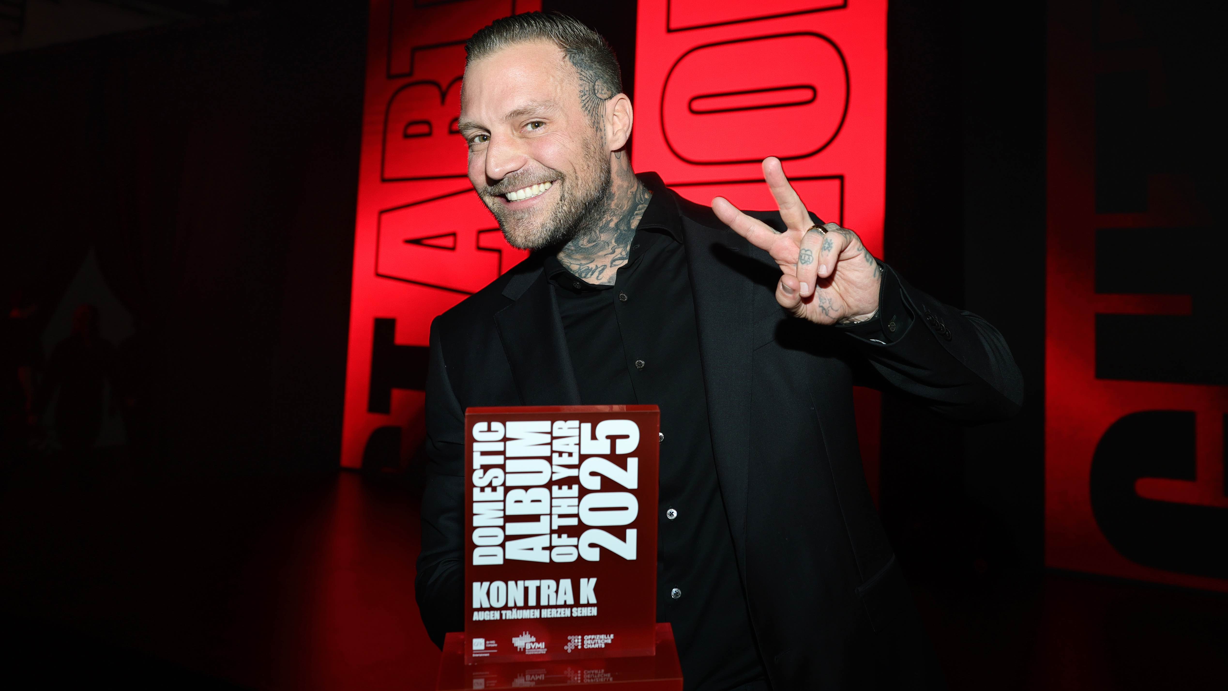 Nahm bei der Artist Celebration Night 2026 des BVMI die erste der neu geschaffenen Trophäen entgegen: Kontra K, der mit "Augen träumen Herzen sehen" den Titel als "Domestic Album of the Ye...