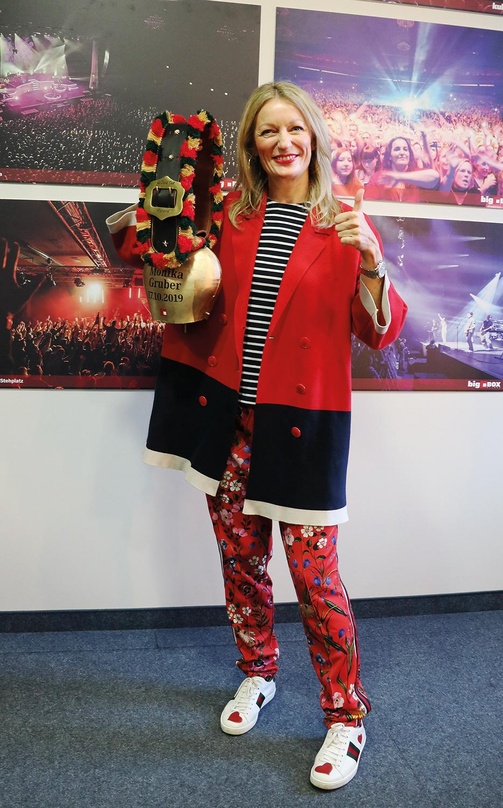 Mit Ihrer Original Allgäuer Kuhschelle: Monika Gruber