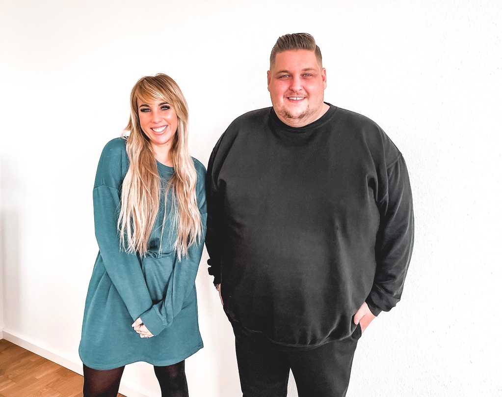 Freuen sich über den Vertragsschluss (von links): Annemarie Eilfeld und Marcel Pieofke (Geschäftsführer VIA Music)