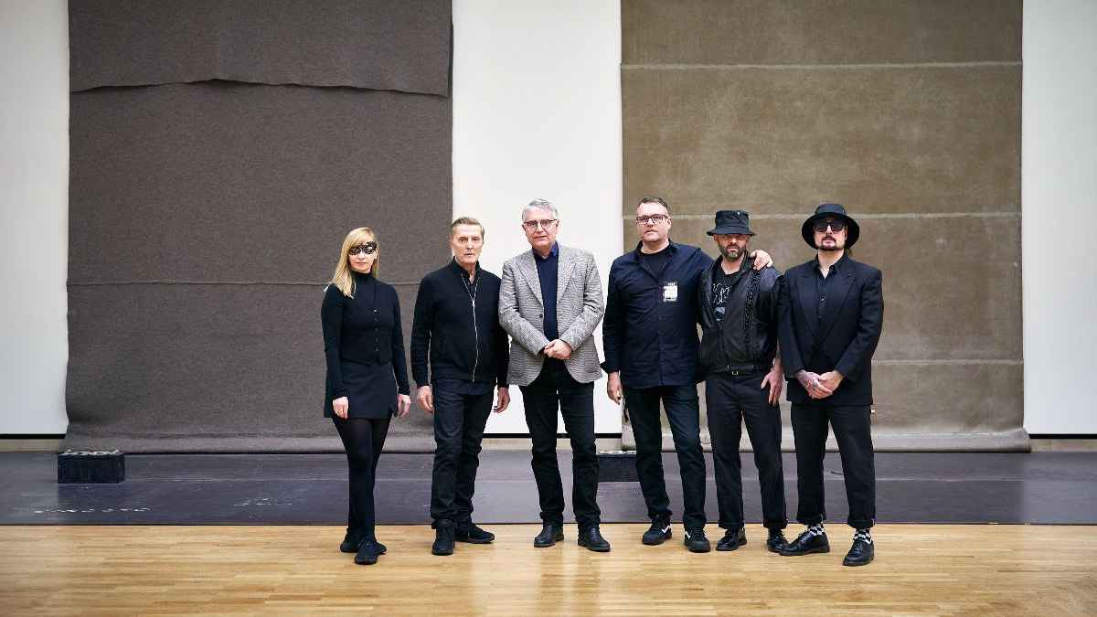 d8f202b5 2c62 457b 8754 6b1b1d112171 Vor dem Konzert von DAF und Twin Noir in der Staatsgalerie Stuttgart (von links): Sylvie Marks, Robert Görl (beide DAF), Arne Braun (Staatssekretär im Ministerium für Wissenschaft, Forschu...