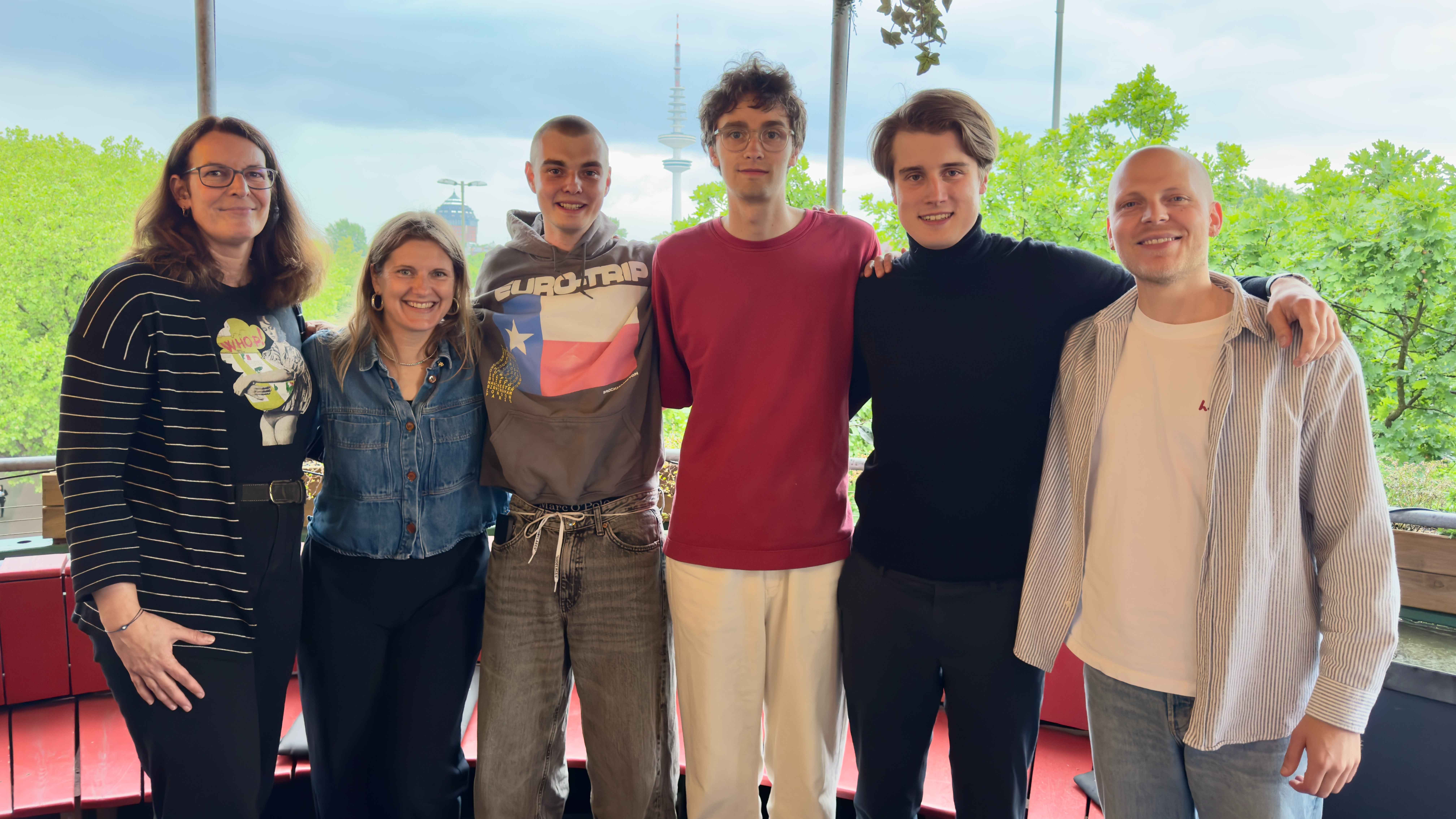 Nun ein Team (von links): Thoja von Uthmann, Sarah Schneider (beide Peermusic), Leve Binge, Bo Ebsen, Kolja Zimmermann (Management) und Adrian Karbe (Anwalt Legato).
