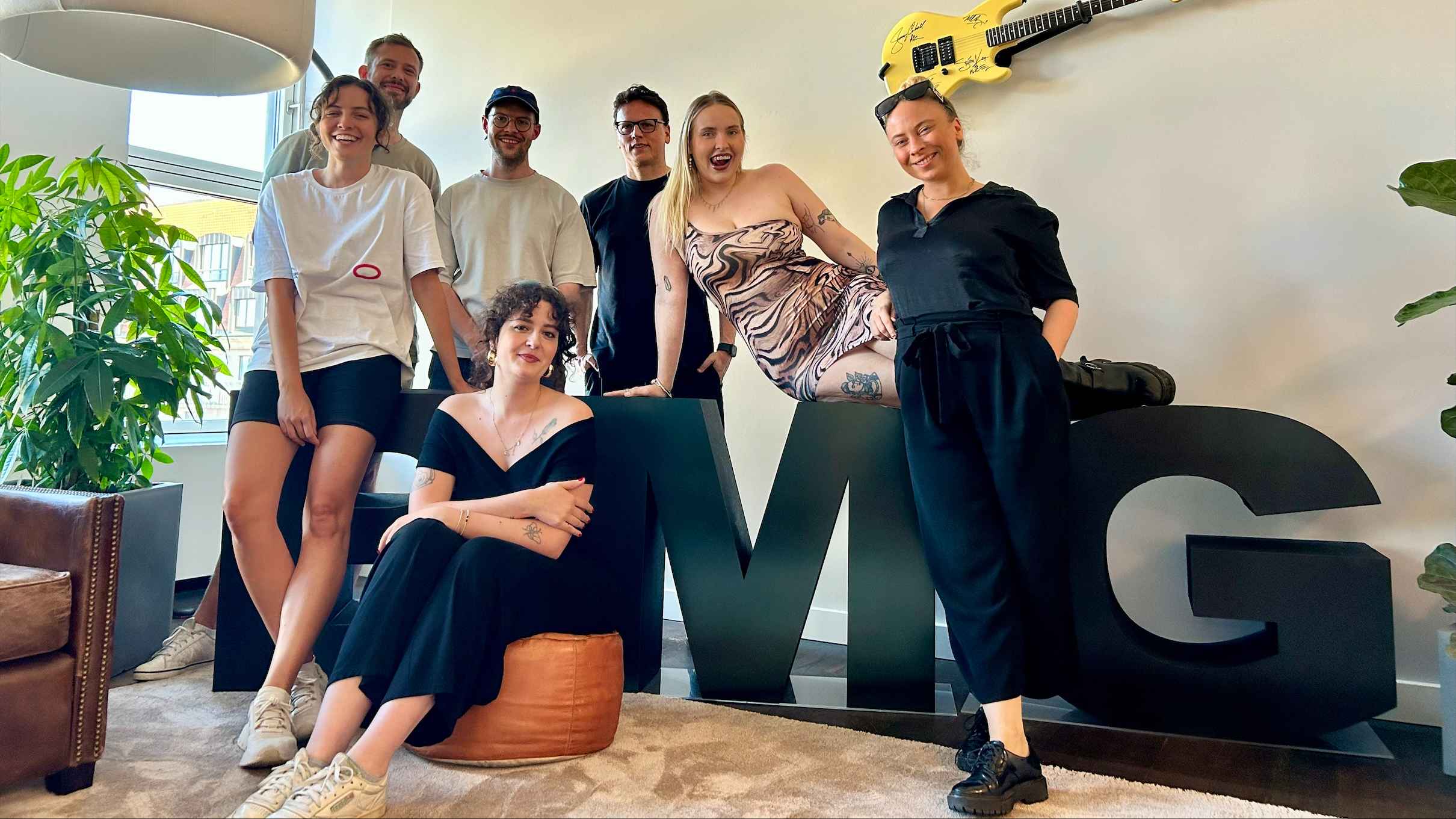 d8f79e91 18be 4f4c 9681 2b2eebe99b77 Beschlossen die verlagliche Zusammenarbeit (von links): Jill Gehring (BMG), Graham Phipps, Robin Shaw (beide Jinx), Carla Hockl (BMG), Guy Gross (Jinx), Ásdís und Vanessa Kanapin (Manageme...