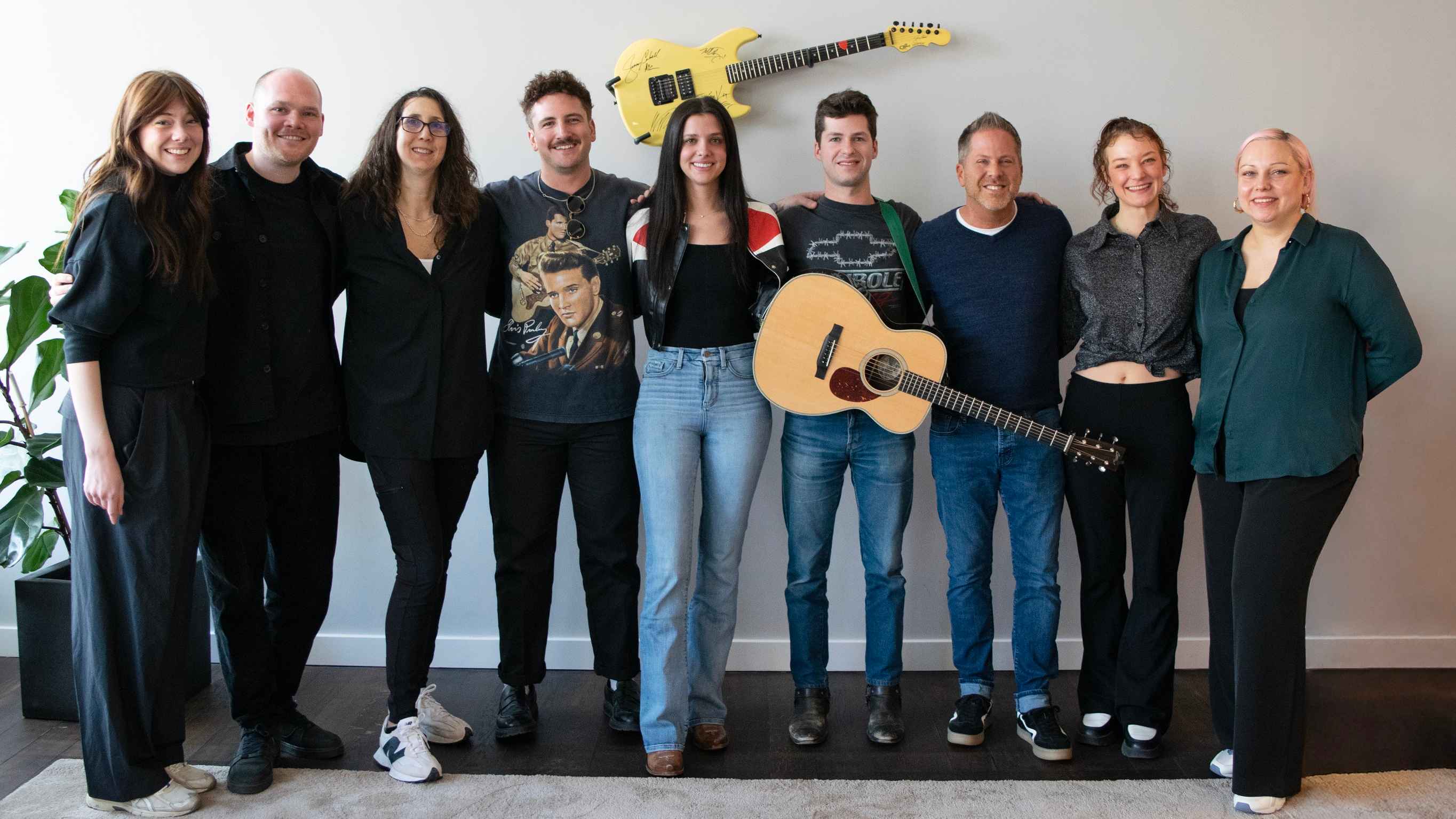 Trafen sich im BMG-büro (von links): Christina McGuinness, Marc Johlen, Lynette Garbonola (alle BMG), Stanton Hudmon (Band Lanie Gardner), Lanie Gardner, Chris Rayner (Band Lanie Gardner),...