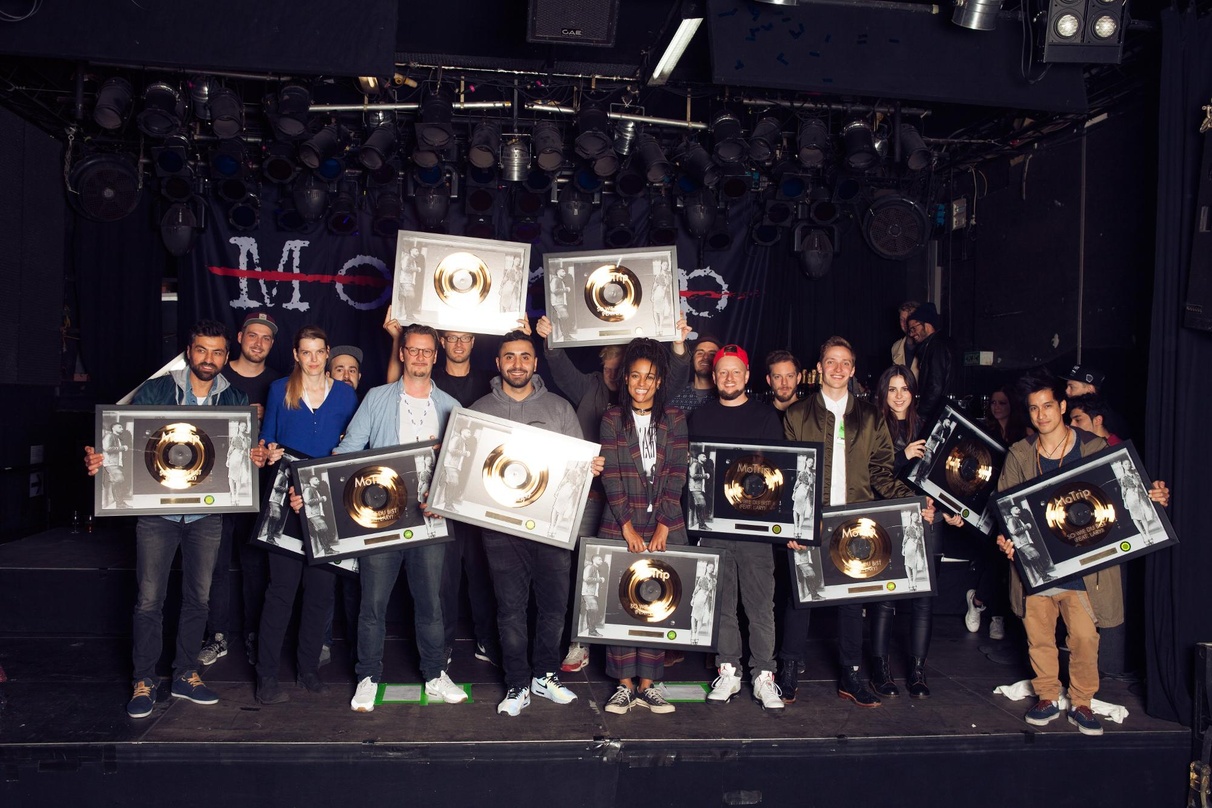 Bei der Edelmetall-Verleihung in Berlin (von links): Neffi Temur (Senior Director Universal Music Domestic PIL/VEC), Moritz Hanisch (Assistant Universal Music Domestic Urban), Heide Nagel ...