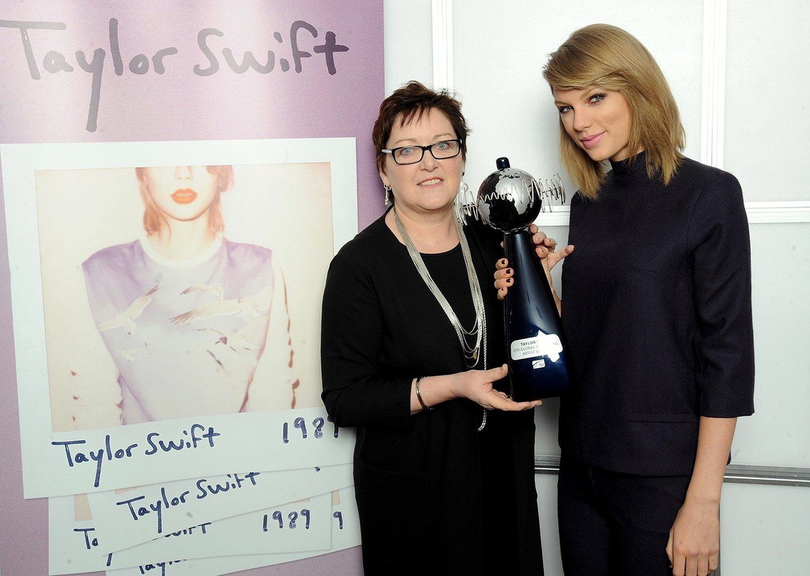 Weltweit erfolgreich: IFPI-CEO Frances Moore (links) zeichnete Taylor Swift kürzlich in London mit der Trophäe für den Global Recording Artist 2014 aus