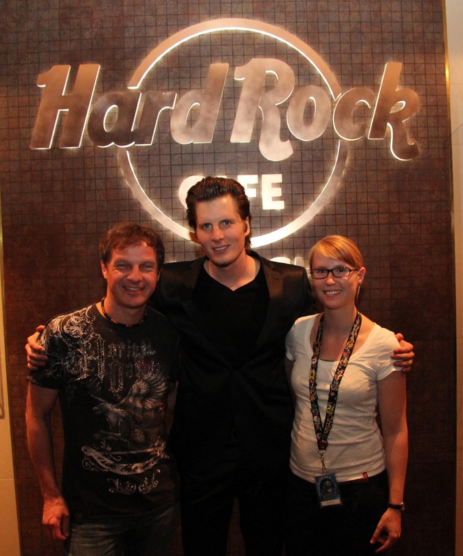 Nach dem Showcase im Hard Rock Cafe München: Eberhard Pacak (links), Wittshell und Annekatrin Nickel (Sales Manager Hard Rock Cafe)