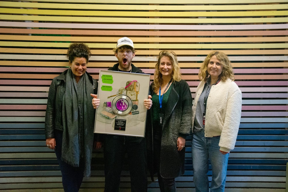 In Platin-Laune (von links): Margaux Seidlitz, Tom Grennan, Andrea Gujer und Anja Küng