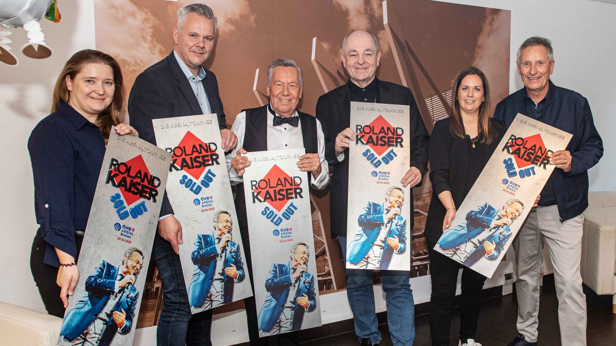 Feierten den ausverkauften Tourauftakt (von links): Sandra Rosenow (Semmel Concerts), Ingo Gösling (ÖVB-Arena), Roland Kaiser, Dieter Semmelmann (Semmel Concerts), Sillja-Rebecca Tebaay-Ku...