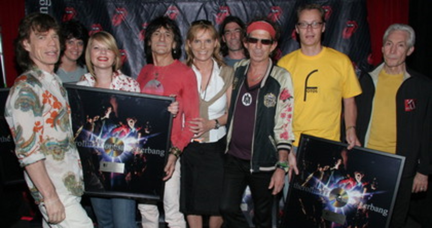 Trafen sich vor der Show in Berlin: das EMI-Team und die Rolling Stones