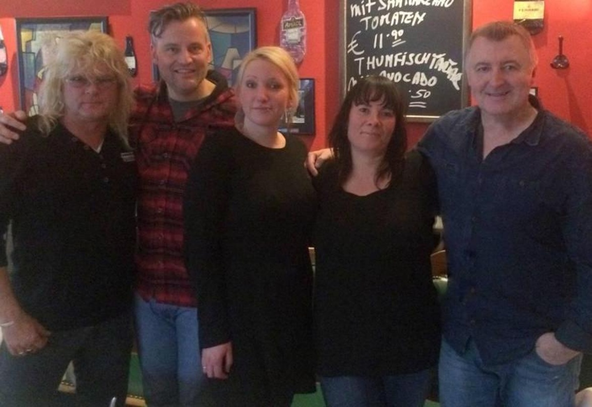Können auf eine lange Bandgeschichte zurückblicken (von links): Willi Wrede (Manager Bonfire), Fabian Kerner (Marketing UDR Music), Annika Kerner (A&R UDR Music), Ulrike Rudolph (Geschäfts...