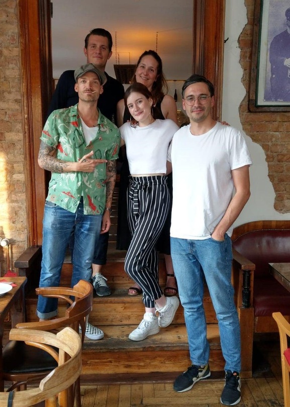 Gehen nun den Weg gemeinsam: (hinten, von links) Thomas Vidovic (UMP) und Britta Ostermann (Managerin Madeline Juno, The Box Management) sowie (vorn) Ingo Heinzmann (UMP), Madeline Juno un...