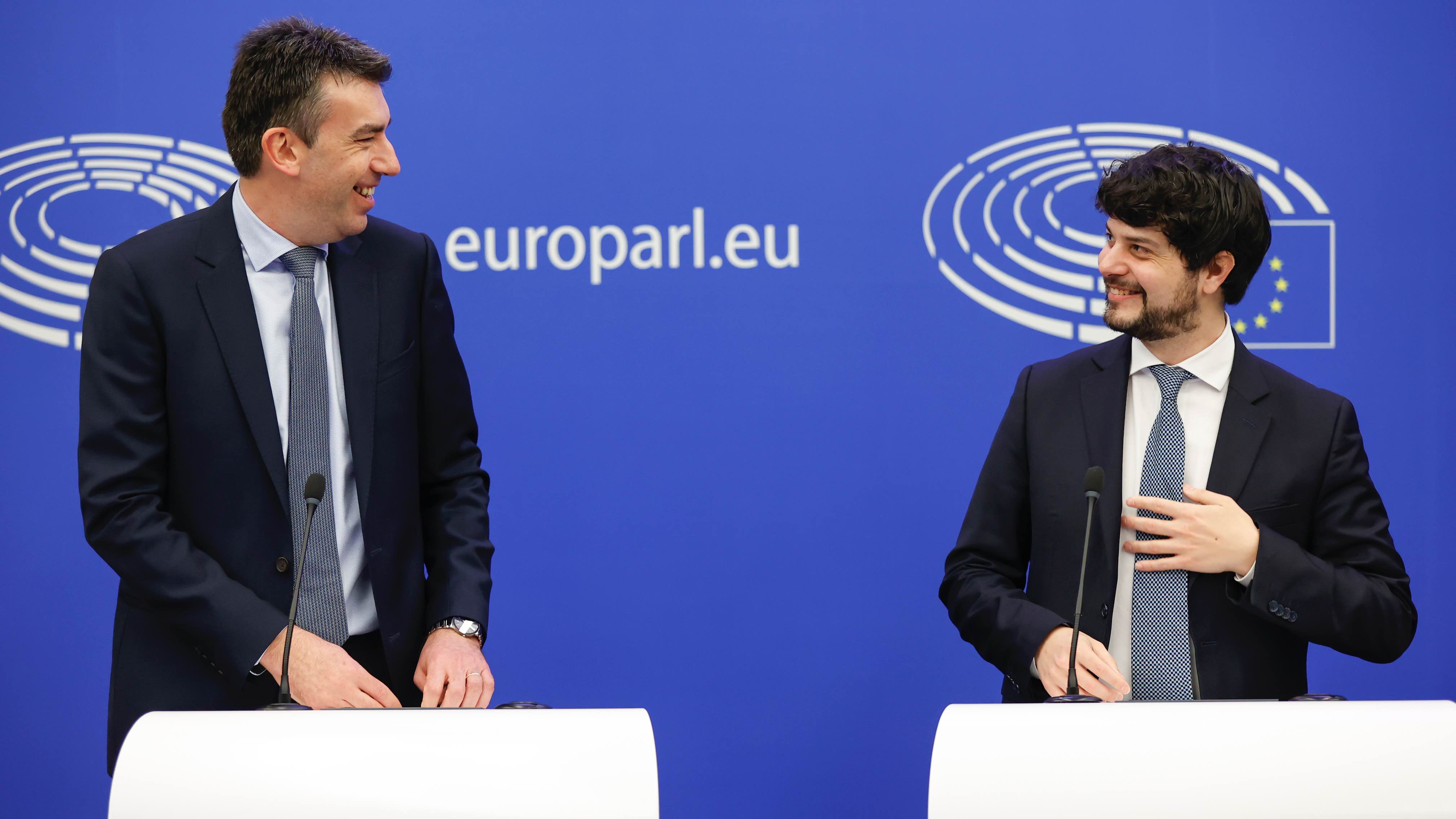 Stellten das Abstimmungsergebnis des Europaparlaments zum AI Act am 13. März in Straßburg vor: die beiden Ko-Berichterstatter Dragos Tudorache (links) und Brando Benifei.