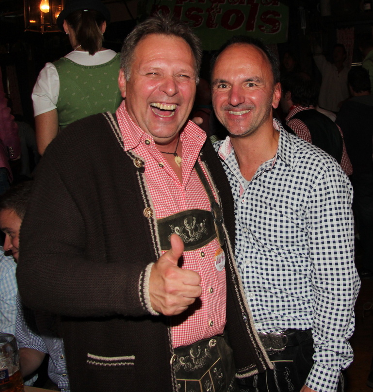 Verbreiteten extrem gute Laune auf der Wiesn: Benny Schnier (links, Moderator/Redakteur Gute Laune TV) und Marko Tomazin (Geschäftsführer Gute Laune TV)