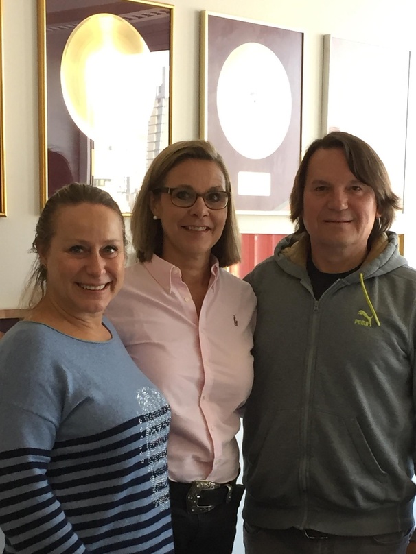 Besiegelten den Deal (von links): Kornelia Jöcker (Menschenkinder Verlag), Pamela Georgi (Geschäftsführerin MdW) und Detlev Jöcker (Menschenkinder Verlag)