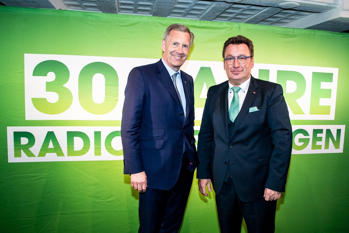Beim Jubiläum von Radio Regenbogen: der einstige Bundespräsident Christian Wulff (links) und Klaus Schunk (Radio Regenbogen)